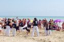 Un momento de la exhibición de capoeira en la playa de Canet