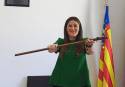 La alcaldesa de Albalat dels Tarongers, Maite Pérez, sosteniendo la vara de mando