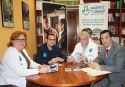 Momento de la firma del acuerdo entre el representante de ArcelorMittal, el director del Hospital y el portavoz de la ONG Músicos por la Salud